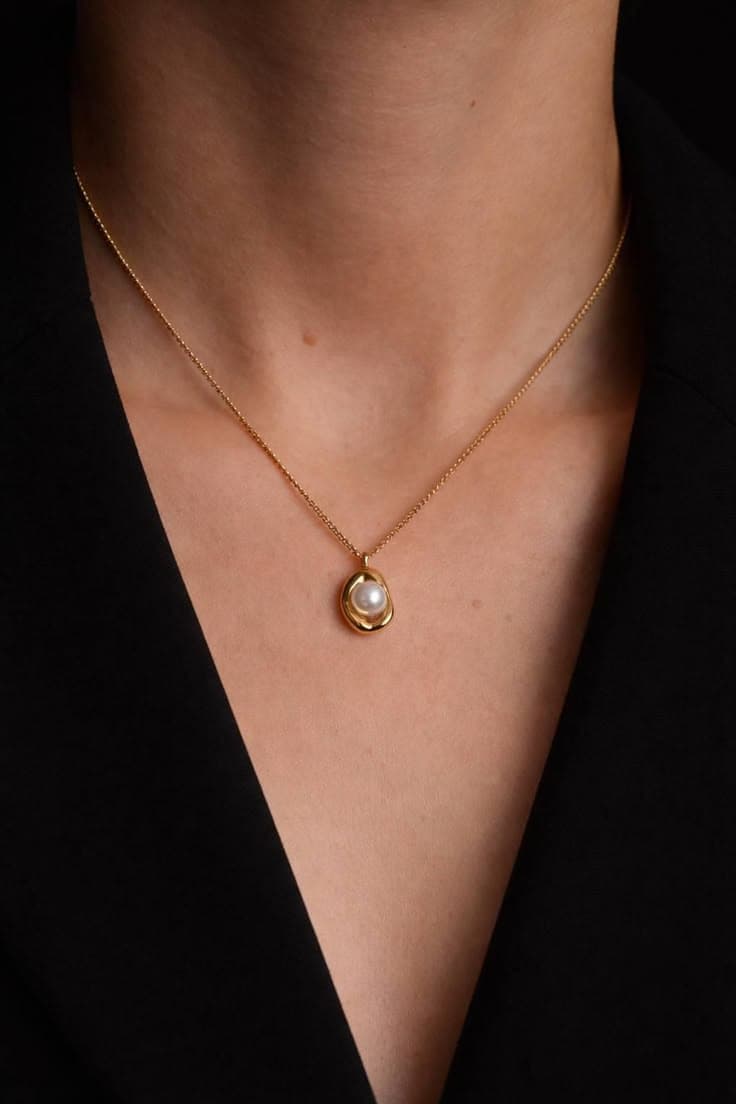 Style: Black V-Neck
